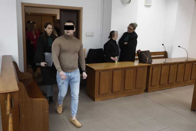 Łukasz Żak w sądzie. Sypie się linia obrony jego kolegów. Biegły: „Każdy ma obowiązek udzielenia pomocy”