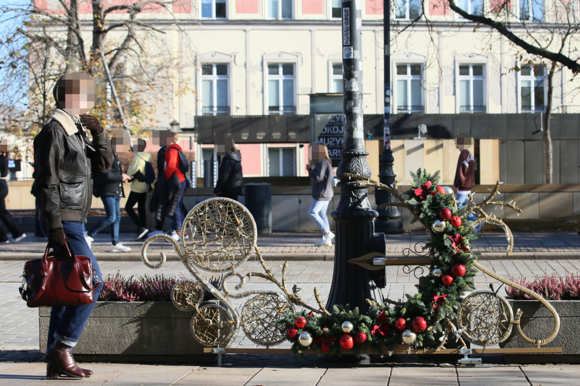 Warszawa rozwiesza świąteczną iluminację mimo wysokich cen prądu. Rafał Trzaskowski odpowiada