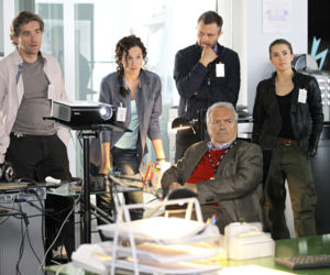 Na krawędzi 2 sezon odc. 13. Lena Korcz (Kamilla Baar), Andrzej Czyż (Przemysław Sadowski), Kania (Zdzisław Wardejn), Tamara (Maja Hirsch), Tomek (Marek Bukowski)