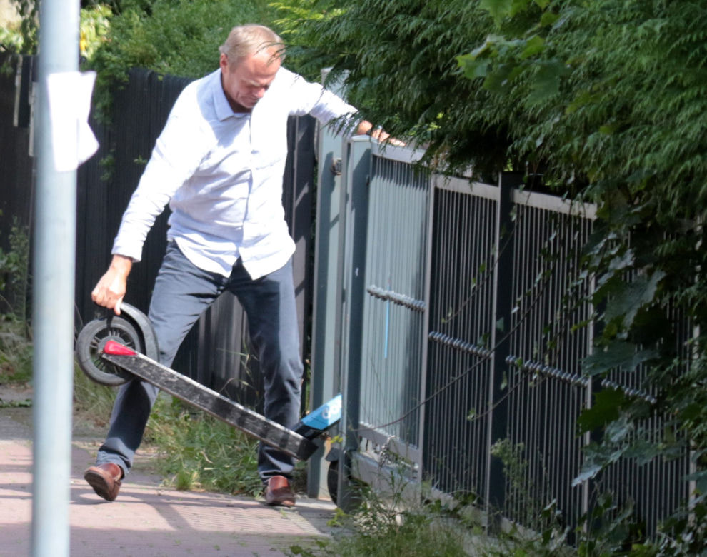 Donald Tusk z hulajnogą pod domem w Sopocie