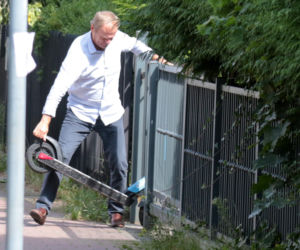 Donald Tusk z hulajnogą pod domem w Sopocie