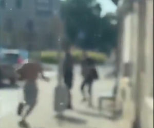 Półnagi mężczyzna z nożem gonił ludzi na ulicy. Dantejskie sceny we Wrocławiu