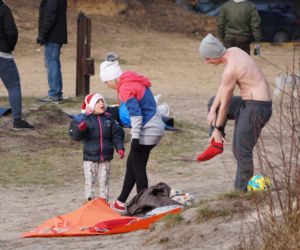 Zimna kąpiel morsów w podbydgoskich Pieckach [ZDJĘCIA]