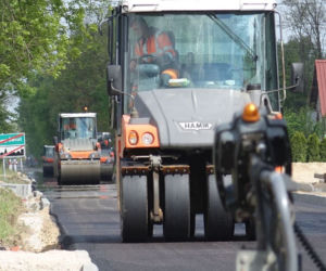 Prace na drodze Nowy Świat – Ludwików: Droga równa jak stół! Kiedy kierowcy nią przejadą? 