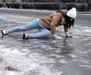 IMGW wydało ostrzeżenia przed oblodzeniem. Co zrobić, by uniknąć upadku na chodniku?