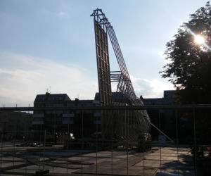 Na placu Nowy Targ powstaje ścianka wspinaczkowa