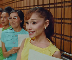 Ariana Grande w teledysku do petal