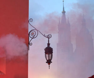 Dramat podczas fety Wisły Kraków. 11-latka trafiona petardą trafiła do szpitala