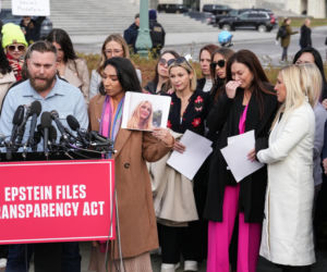 Opublikowano kolejną partię zdjęć z akt Epsteina wśród nich Bill Clinton i Michael Jackson