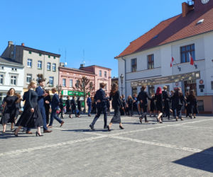 Polonez maturzystów z I LO na rynku w Ostrzeszowie