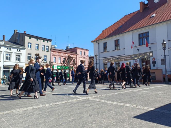 Polonez maturzystów z I LO na rynku w Ostrzeszowie