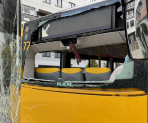 Zderzenie autobusów w Warszawie. Pękły szyby, jedna osoba w szpitalu