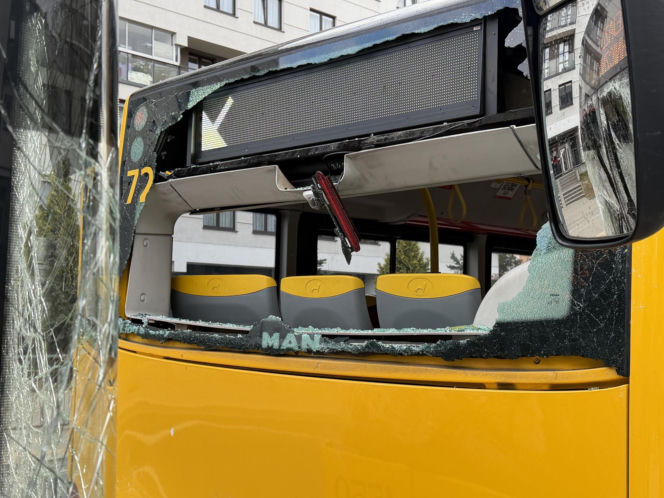 Zderzenie autobusów w Warszawie. Pękły szyby, jedna osoba w szpitalu
