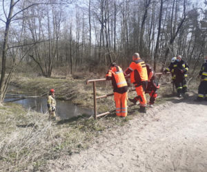 Płock. „Bus wpadł do rzeki, 4 osoby wyciągnięte z pojazdu”. Skandaliczne zachowanie zgłaszającego! [ZDJĘCIA]