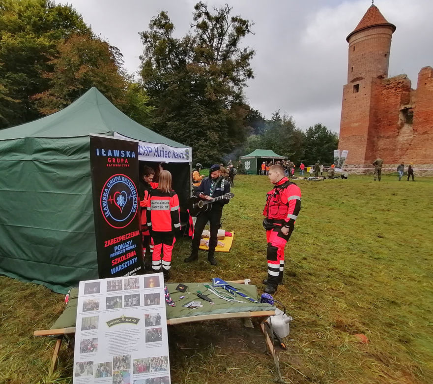 Pomarańczowi rowerzyści najechali zamek w Szymbarku