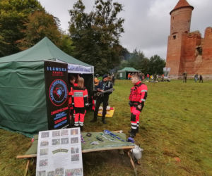 Pomarańczowi rowerzyści najechali zamek w Szymbarku