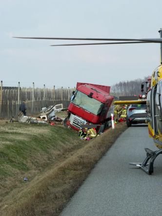 Ciężarówka zjechała do rowu. Poszkodowani kierowca i pasażer. Wypadli przez szybę