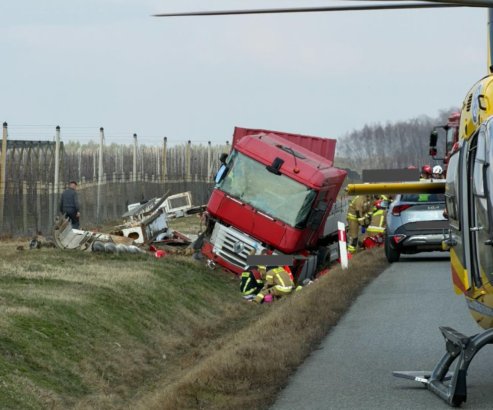 Wypadek na Mazowszu. Pasażer i kierowca ciężarówki w szpitalu. Wypadli przez szybę