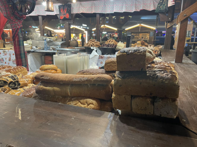 Pokémony, różowe gofry i zaskakujące różnice w cenach. Porównaliśmy łódzkie jarmarki