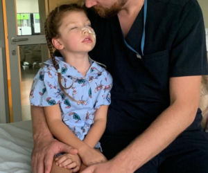 Wylew krwi do mózgu odebrał Lili dzieciństwo. 5-latka każdego dnia walczy o sprawność