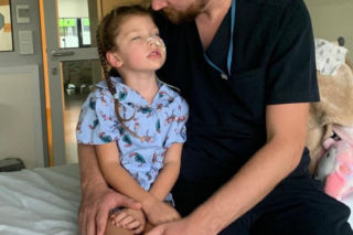 Wylew krwi do mózgu odebrał Lili dzieciństwo. 5-latka każdego dnia walczy o sprawność