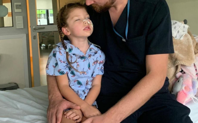 Wylew krwi do mózgu odebrał Lili dzieciństwo. 5-latka każdego dnia walczy o sprawność