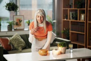 Pachnie niczym wysokopółkowe perfumy i nie musisz często wymieniać. Włóż do woreczka i połóż w pokoju, a reszta zrobi się sama