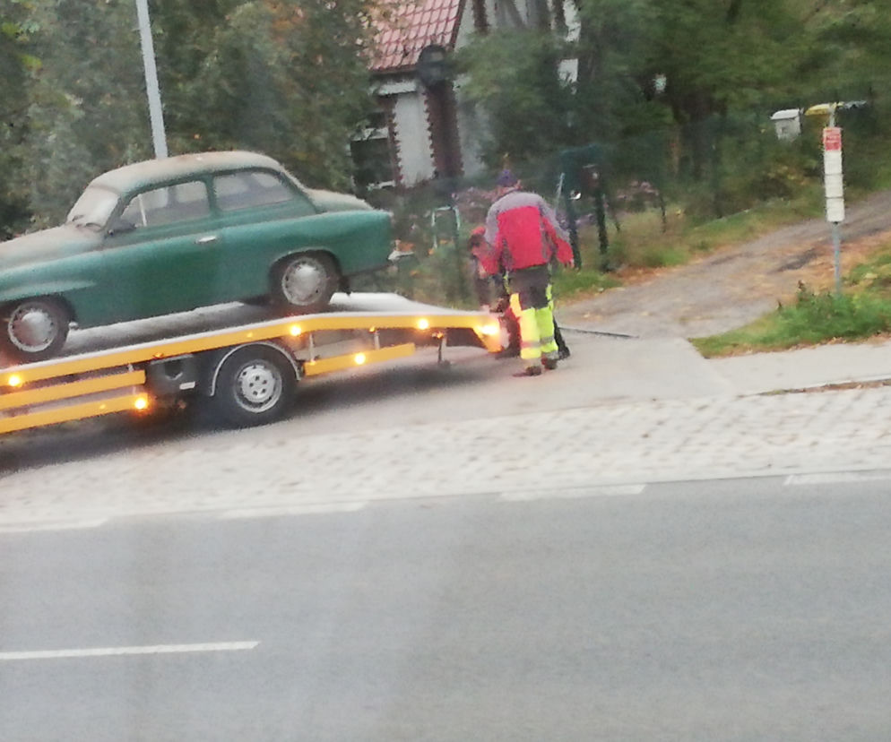 Podjechali pod garaż lawetą i ukradli samochód! Szuka ich policja z Torunia