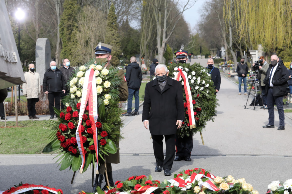 Prezes PiS, wicepremier Jarosław Kaczyński składa kwiaty na grobach ofiar katastrofy smoleńskiej na warszawskim Cmentarzu Wojskowym na Powązkach