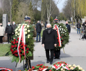Prezes PiS, wicepremier Jarosław Kaczyński składa kwiaty na grobach ofiar katastrofy smoleńskiej na warszawskim Cmentarzu Wojskowym na Powązkach