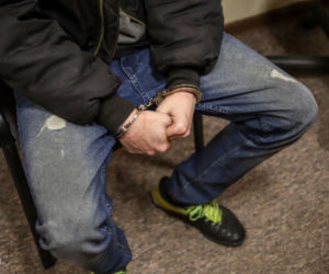 Noże, tasaki, miecze... Policja zatrzymała trzech mężczyzn za sianie nienawiści i znalazla niebezpieczne przedmioty