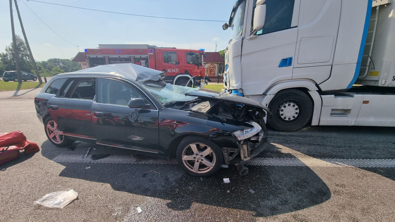 Śmiertelny wypadek pod Płockiem! Jedna kobieta zginęła, a druga została ciężko ranna w zderzeniu audi z tirem [ZDJĘCIA]