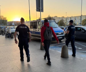 Masowe kontrole w całej Warszawie! Policja przeczesuje dworce i bazary!