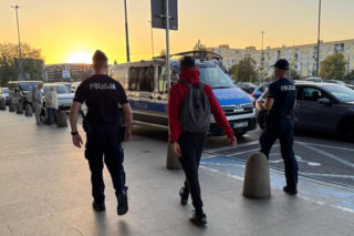 Masowe kontrole w całej Warszawie! Policja przeczesuje dworce i bazary!