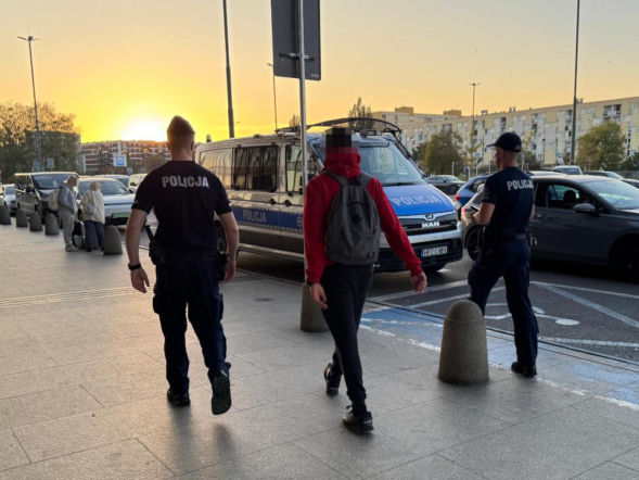 Masowe kontrole w całej Warszawie! Policja przeczesuje dworce i bazary!
