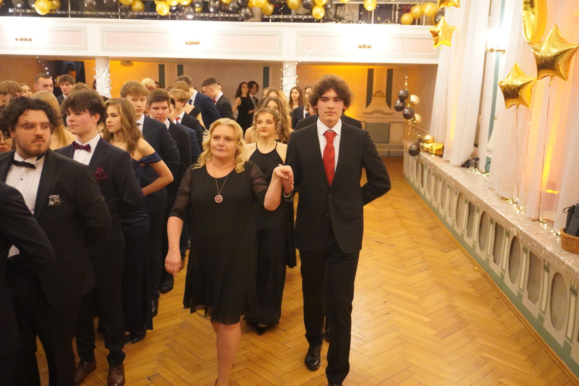 Polonez na Studniówce 2025 w II LO w Poznaniu
