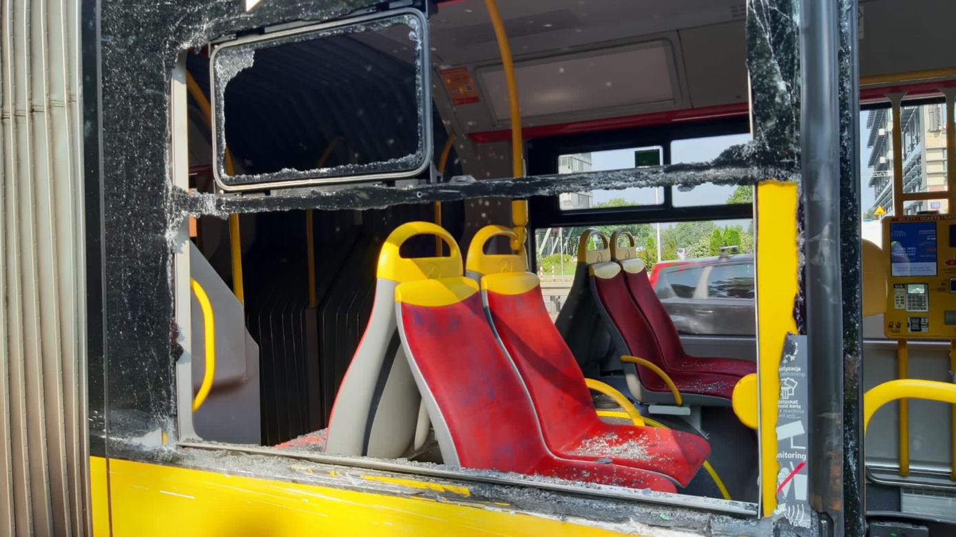 Ciężarówka zmasakrowała autobus miejski. Makabra na drodze w Warszawie!