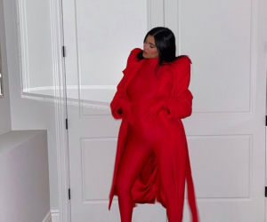 Kylie Jenner promującej swoje nowe kosmetyki sesją we krwi