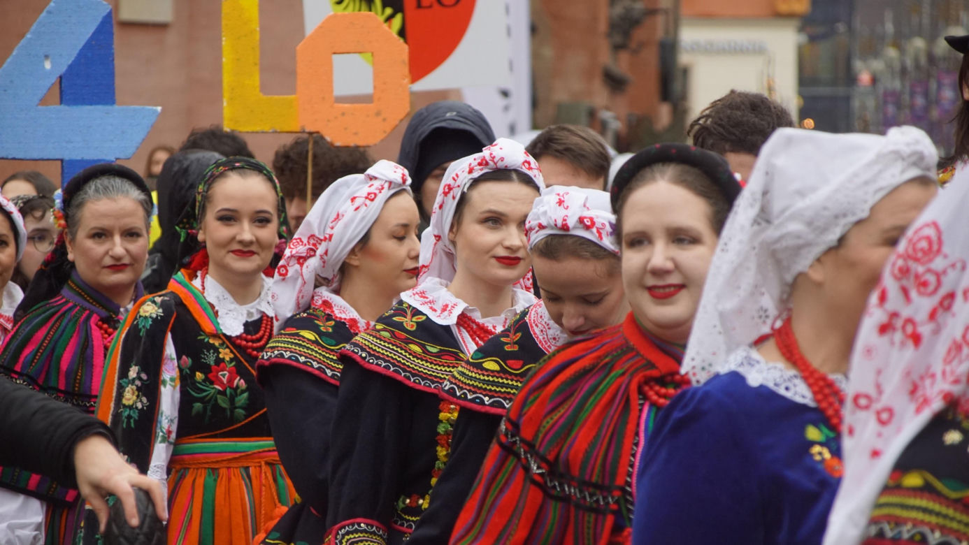 Polonez dla Fredry 2025 we Wrocławiu. Maturzyści zatańczyli na Rynku [ZDJĘCIA]