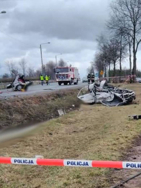 Poświętne: Mercedes rozerwany na dwie części po zderzeniu z TIR-em. W środku 5 młodych osób. Dwie zginęły [ZDJĘCIA]