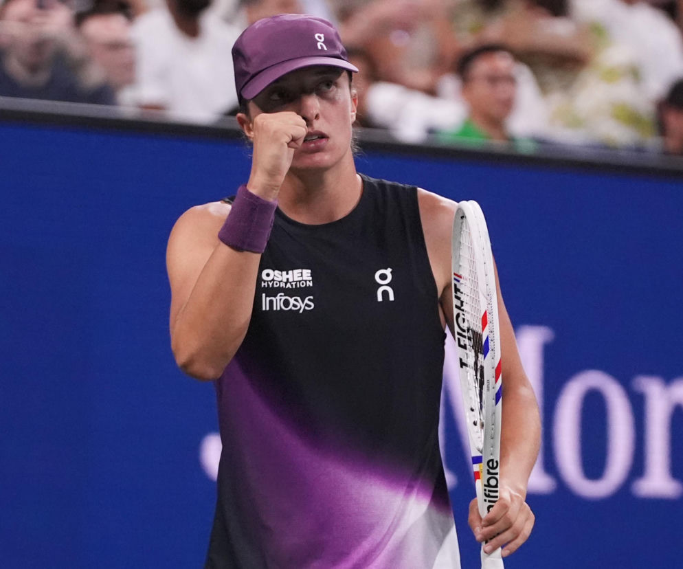 Iga Świątek zaciska pięść w geście zwycięstwa podczas US Open. O triumfie Polki przeczytasz na SE Supersport.