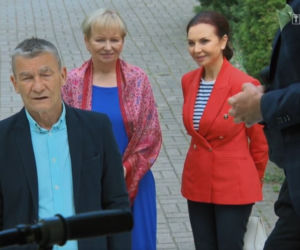 Barwy szczęścia odcinek 2518. Stefan (Krzysztof Kiersznowski), Arleta (Grażyna Brodzińska), Basia (Sławomira Łozińska)