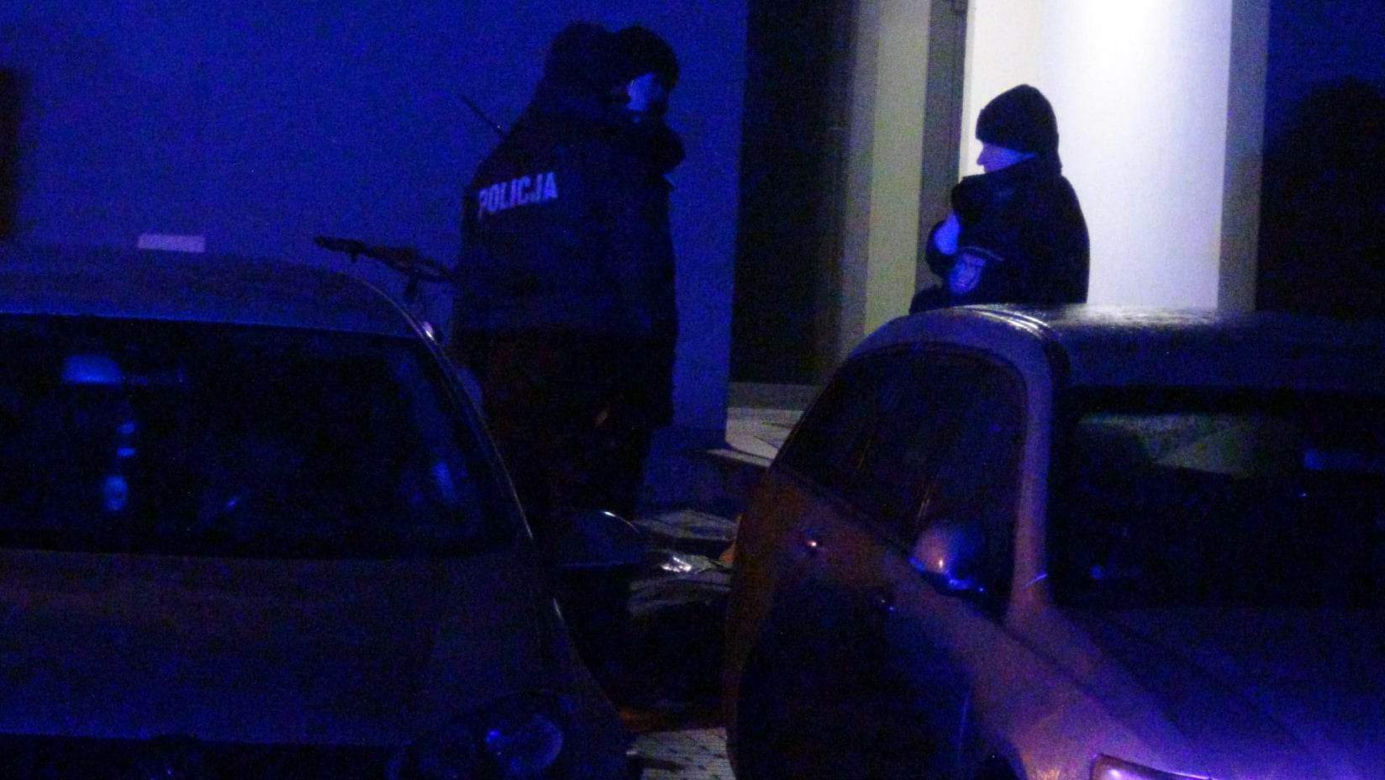 Makabra w Nowym Dworze Mazowieckim. Zwłoki 47-latka leżały przed wejściem do bloku!