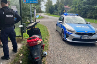 Ledwo trzymał się na motorowerze. 32-latek zasnął na oczach żołnierza
