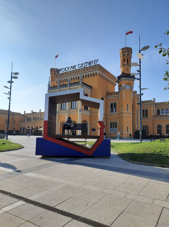 Instalacja stanęła przed Dworem Głównym PKP