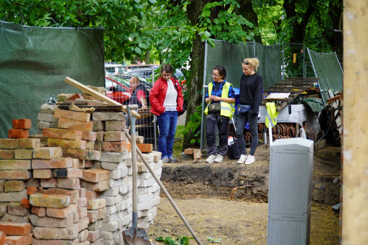 Giżycko. Niezwykłe odkrycie archeologiczne pod Placem Grunwaldzkim. Fragmenty budowli z XV wieku! [ZDJĘCIA]