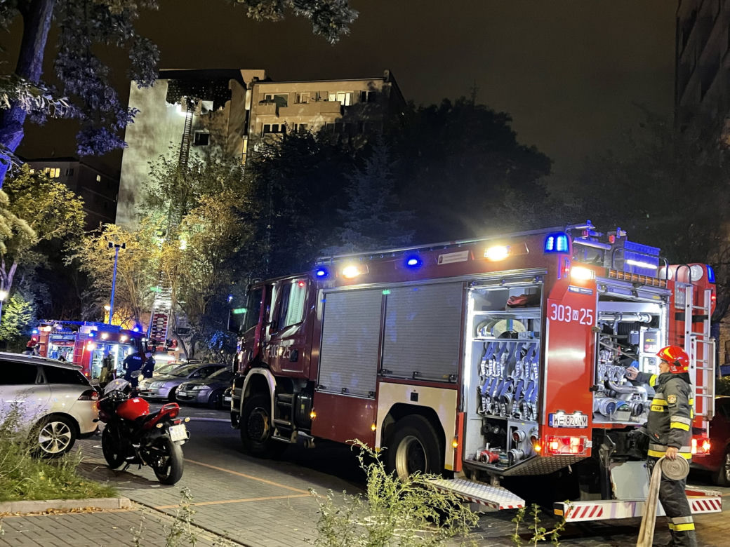 Pożar w bloku na Powiślu. Mieszkańcy uciekali na dach. Ogień odciął im drogę 