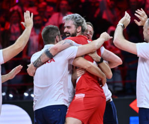 Siatkarze reprezentacji Polski podczas ceremonii dekorcji po meczu finałowym mistrzostw Europy z Francją
