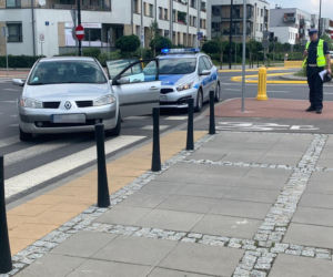 Auto zmiotło matkę z małym dzieckiem z pasów