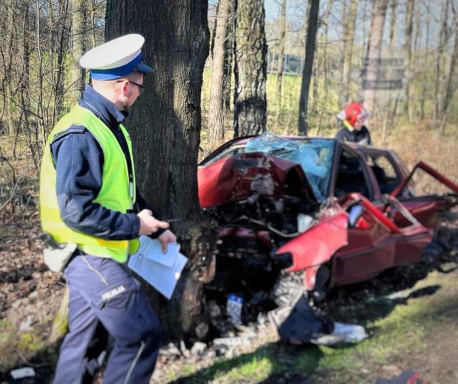 Tragiczny wypadek w Bytomiu. Samochód uderzył w drzewo